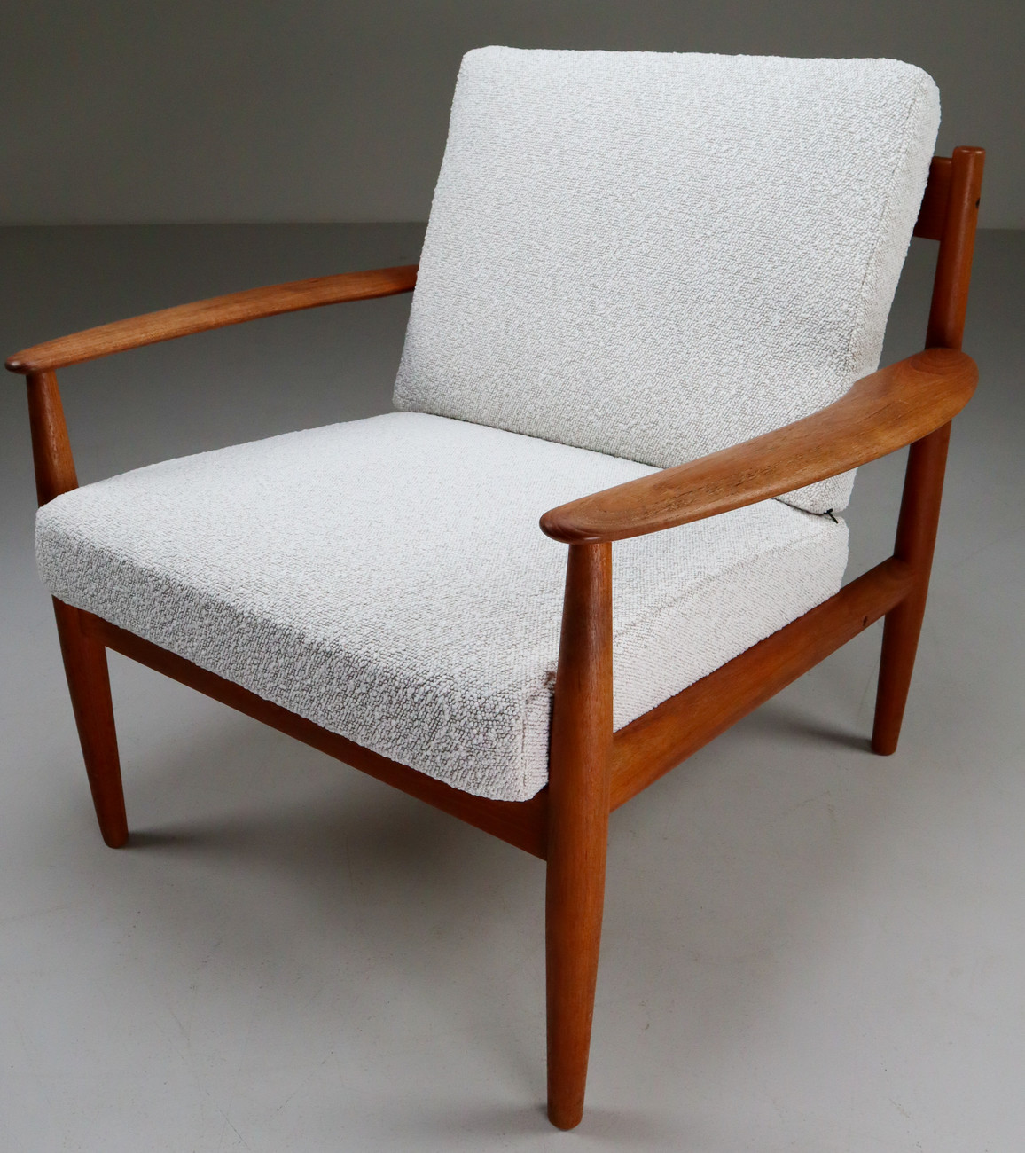 scandinavian modern lounge chair